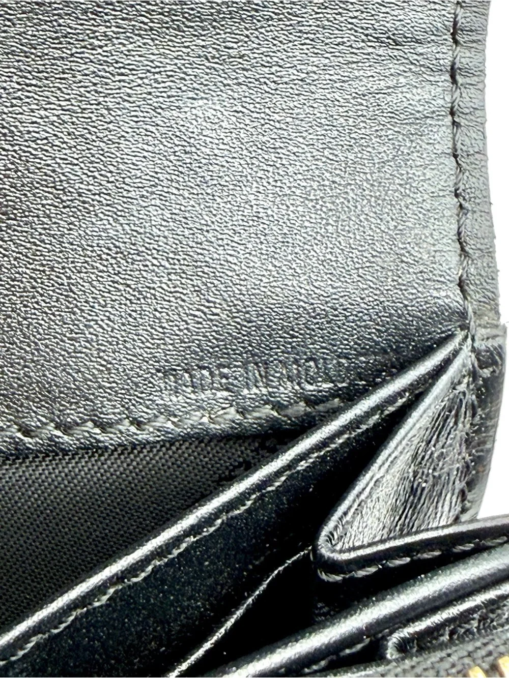 Burberry Embossed Pattern Black Leather Wallet | New Zipper Pull